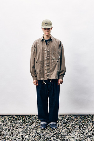 С чем носить черную футболку мужчине лето