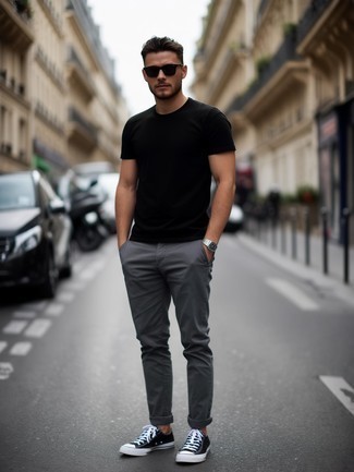 С чем носить черную футболку мужчине лето