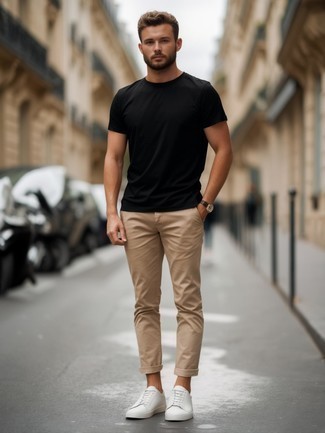 С чем носить черную футболку мужчине лето