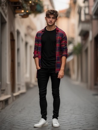 С чем носить черную футболку мужчине лето