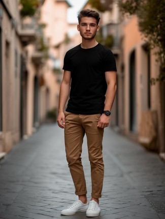 С чем носить черную футболку мужчине лето