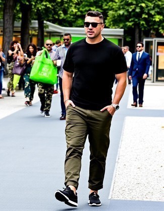 С чем носить черную футболку мужчине лето