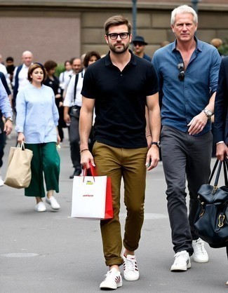 С чем носить черную футболку мужчине лето