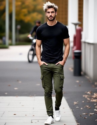 С чем носить черную футболку в 20 лет мужчине