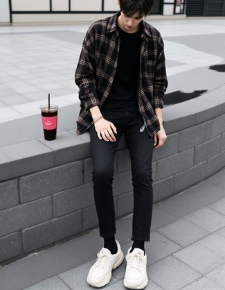 С чем носить черную футболку в 20 лет мужчине