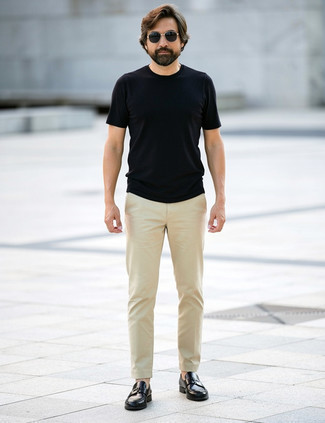 С чем носить черную футболку мужчине в жару