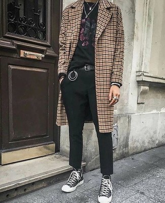 С чем носить черную футболку в 20 лет мужчине