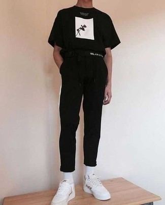 С чем носить черную футболку в 20 лет мужчине