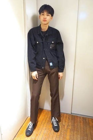 С чем носить черную футболку подросткам мужчине