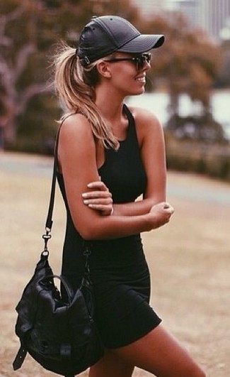 Как носить черную майку с черными шортами женщине