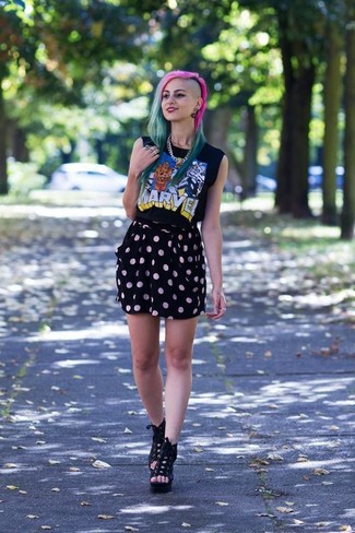 Как носить черную майку с черными замшевыми ботильонами