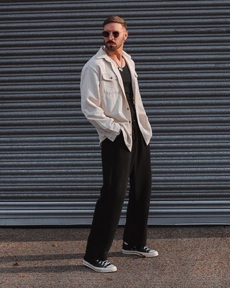 Какие брюки чинос носить с черной майкой