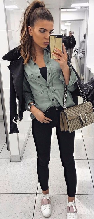 Какие джинсовые рубашки носить с черной майкой женщине