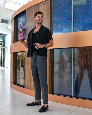 Как носить черную майку с серыми брюками чинос