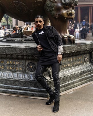 Какие джинсы носить с черной майкой мужчине