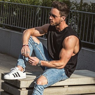 Как носить черную майку с голубыми рваными джинсами мужчине