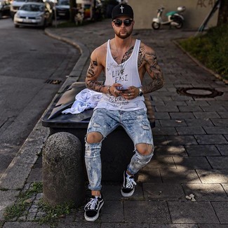 Как носить черную майку с голубыми рваными джинсами мужчине