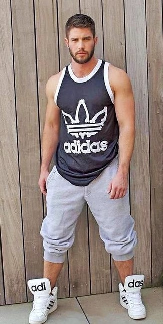 Какие спортивные штаны носить с черной майкой мужчине