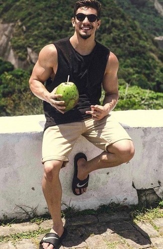 Как носить черную майку с светло-коричневыми шортами мужчине