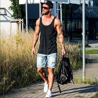 Как носить черную майку с белыми низкими кедами мужчине