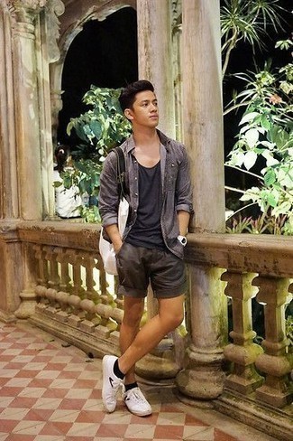 Как носить черную майку с белыми низкими кедами мужчине