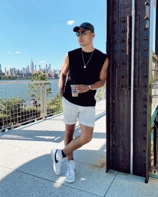 Как носить черную майку с белыми шортами мужчине