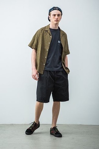 С чем носить черные низкие кеды из плотной ткани c принтом тай-дай мужчине