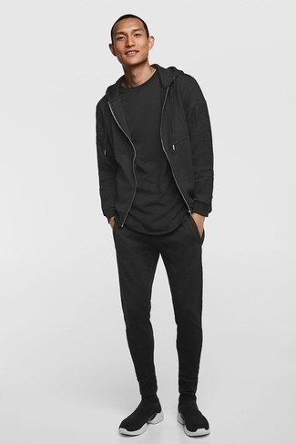 Какие кроссовки носить с черным спортивным костюмом мужчине