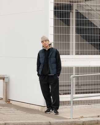 Какие куртки без рукавов носить с черным спортивным костюмом мужчине