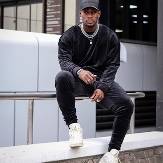 С чем носить черный спортивный костюм мужчине