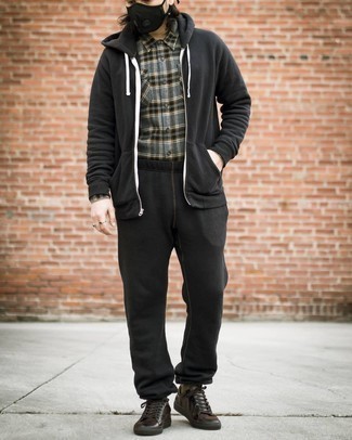 С чем носить черный спортивный костюм мужчине