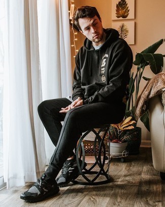 С чем носить черный спортивный костюм мужчине