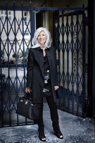 Какие ботильоны носить с черным плащом