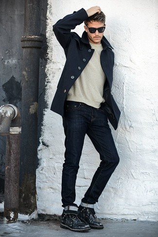 Как носить черный плащ с синими джинсами мужчине