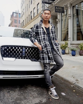 Как носить черный плащ с темно-серыми джинсами мужчине