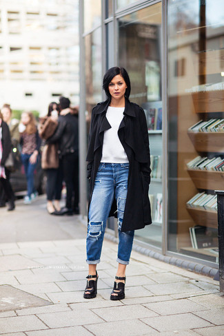 Какие джинсы носить с черным плащом женщине