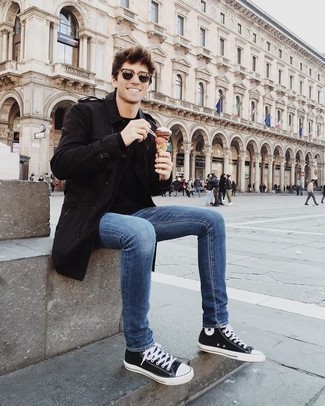 Какие джинсы носить с черным плащом мужчине