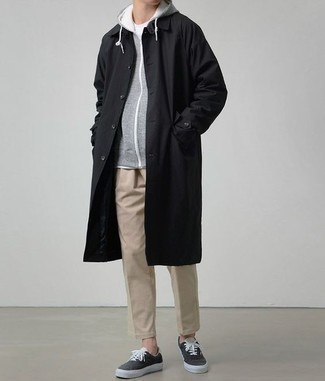 С чем носить черный плащ мужчине