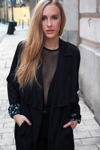 С чем носить черный плащ женщине