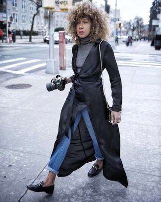 Какие лоферы носить с черным плащом женщине