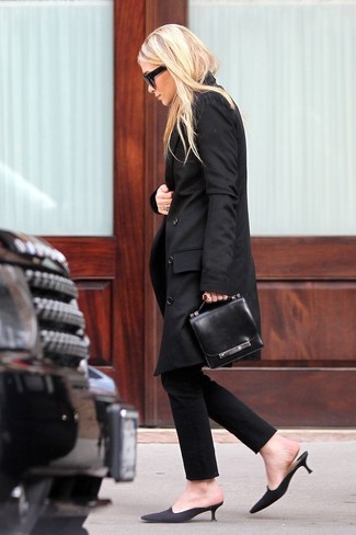 Какие сабо носить с черным плащом