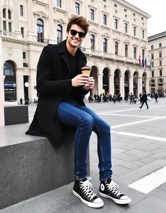 Как носить черный плащ с темно-синими джинсами мужчине