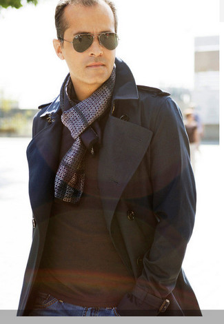 Как носить черный плащ с темно-синими джинсами мужчине