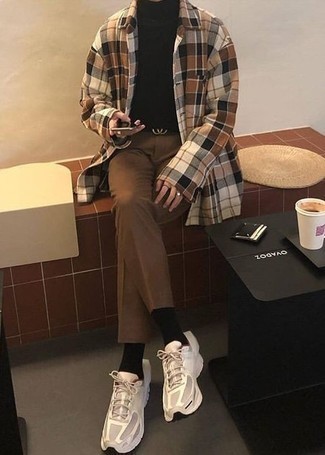 Какие кроссовки носить с черной водолазкой мужчине