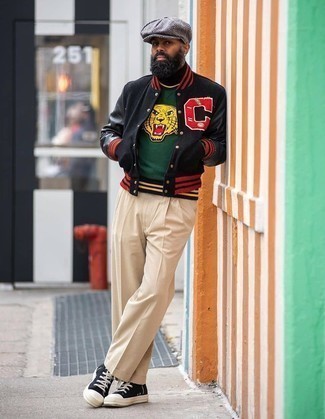 Как носить черную водолазку с бежевыми брюками чинос