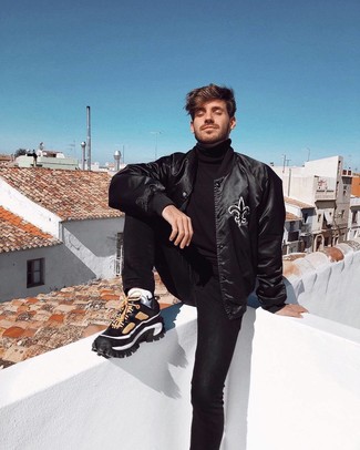 Как носить черную водолазку с черными кроссовками мужчине