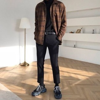 Как носить черную водолазку с черными кроссовками мужчине