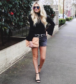 Как носить черную водолазку с черными джинсовыми шортами женщине