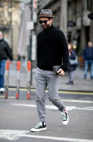 Как носить черную водолазку с черными высокими кедами мужчине