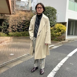 Как носить черную водолазку с черным кожаным бомбером мужчине